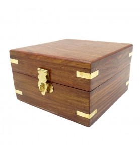 Zestaw 4 metalowych kieliszków mosiężnych w pudełku drewnianym – SE03